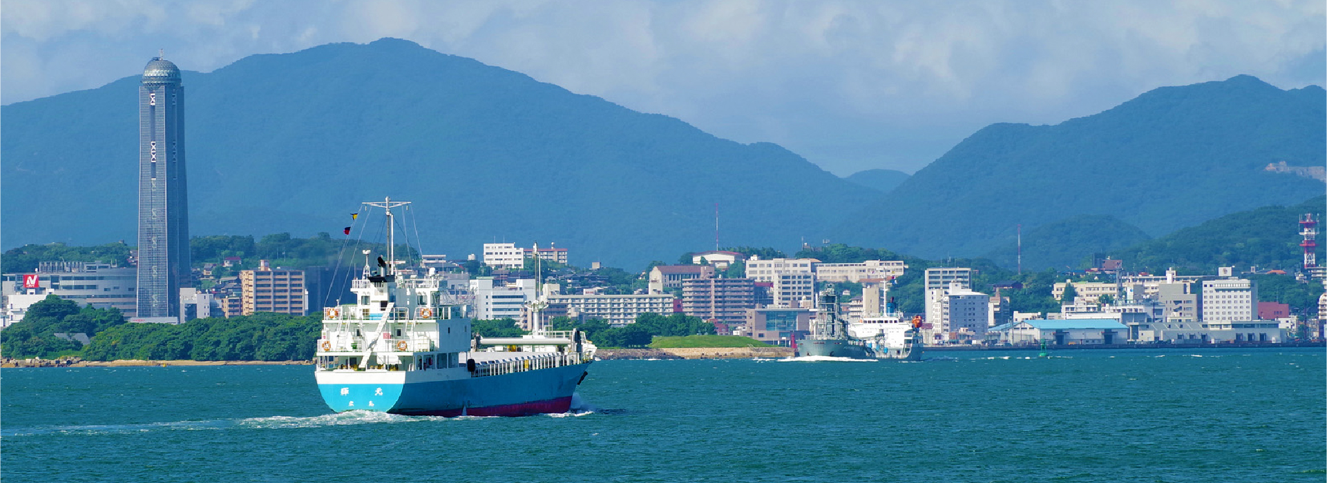 関門海峡を進む船舶