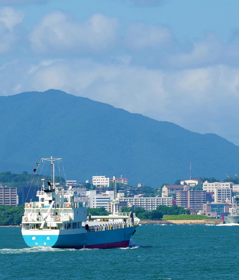 関門海峡を進む船舶